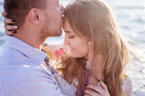 Poljubljanje, če je dobra kemija Spolna masaža Hangha